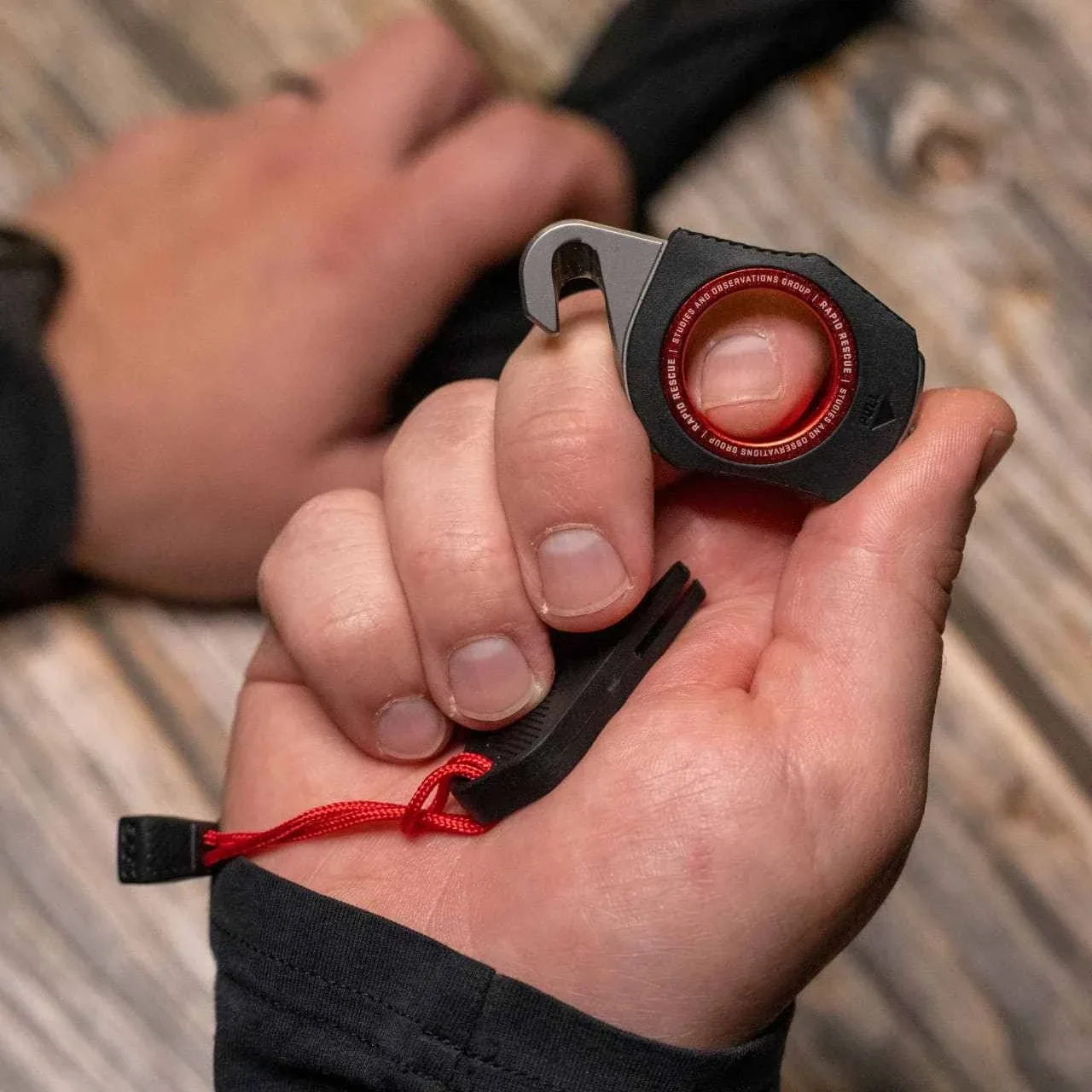 SOG Rapid Rescue - Black + Red